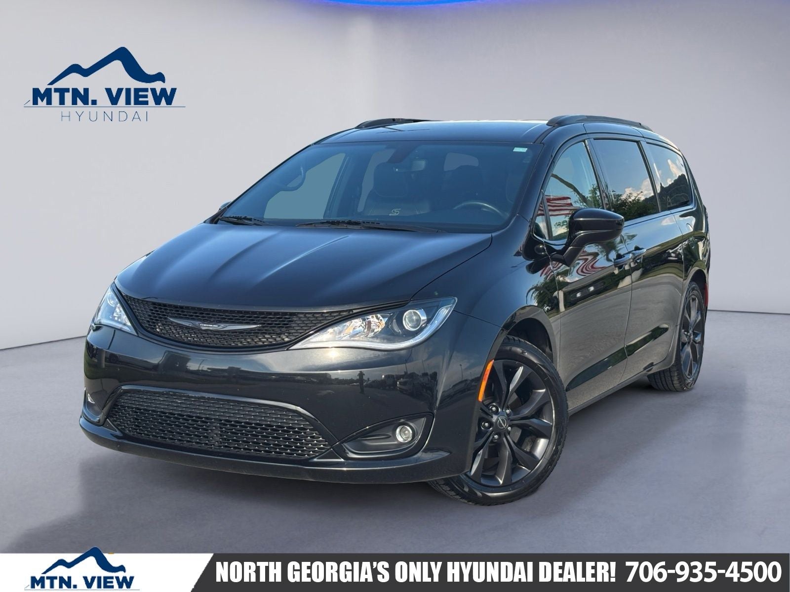 2020 Chrysler Pacifica Touring L in Brilliant Black Crystal Pearlcoat — front three-quarter view